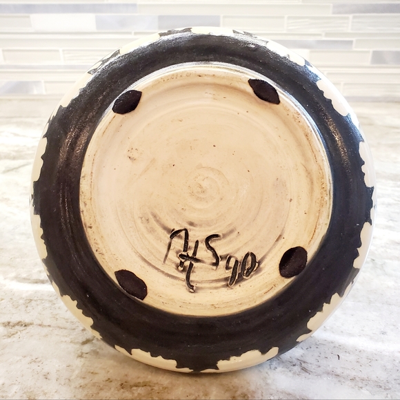 Native American Pottery Bowl Signed by Artisan - Picture 5 of 5